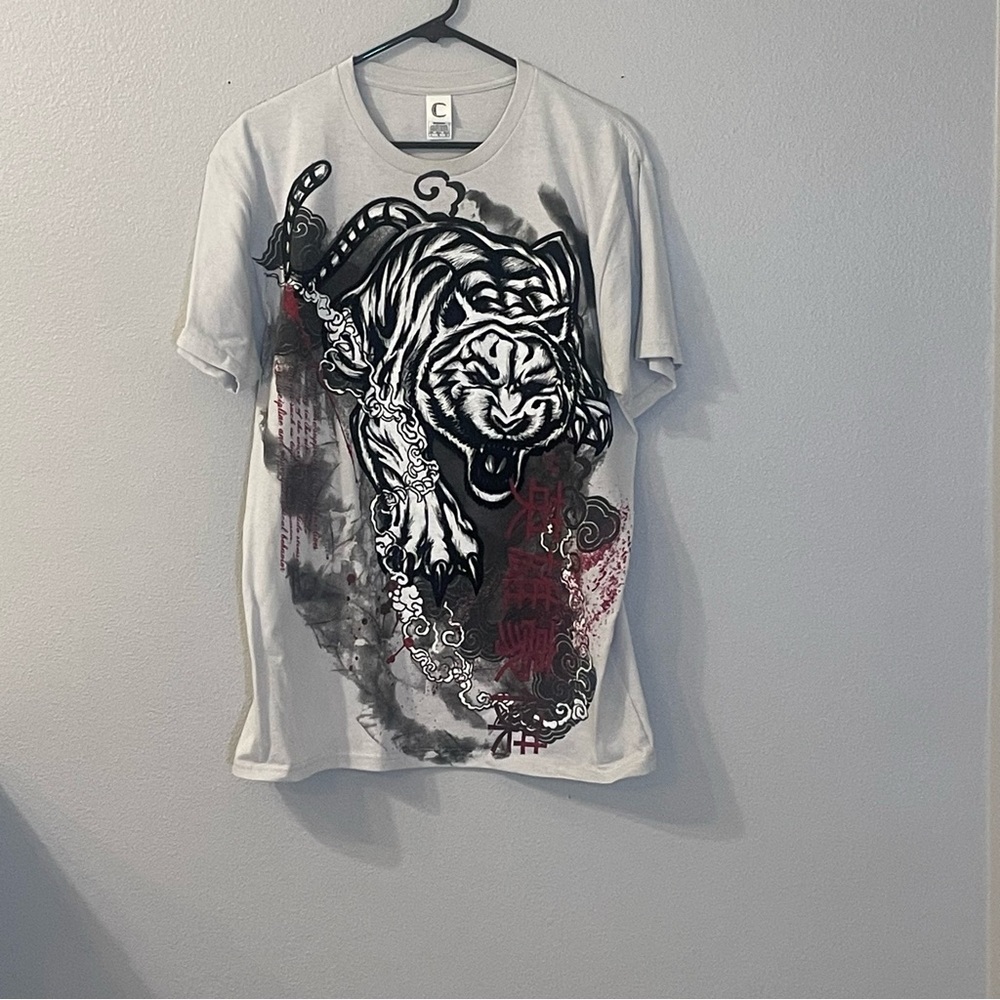 Graphic Tiger Print Men's T-Shirt raised velvet feel graphic. Size Large. Preown
